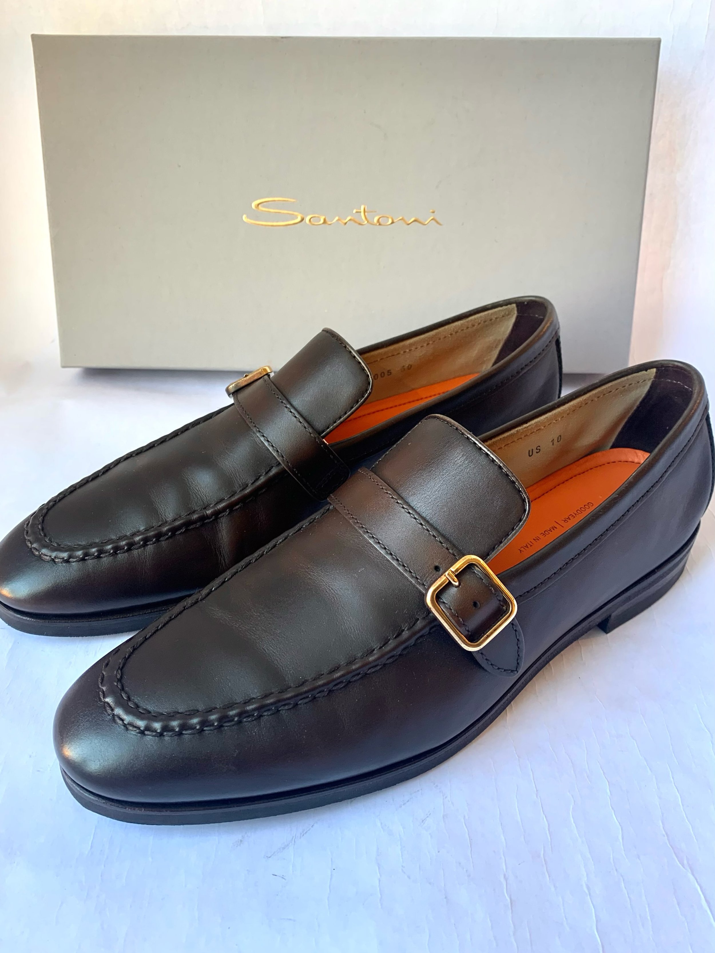 Santoni dark brown loafers, size 10.
@santoniofficial
