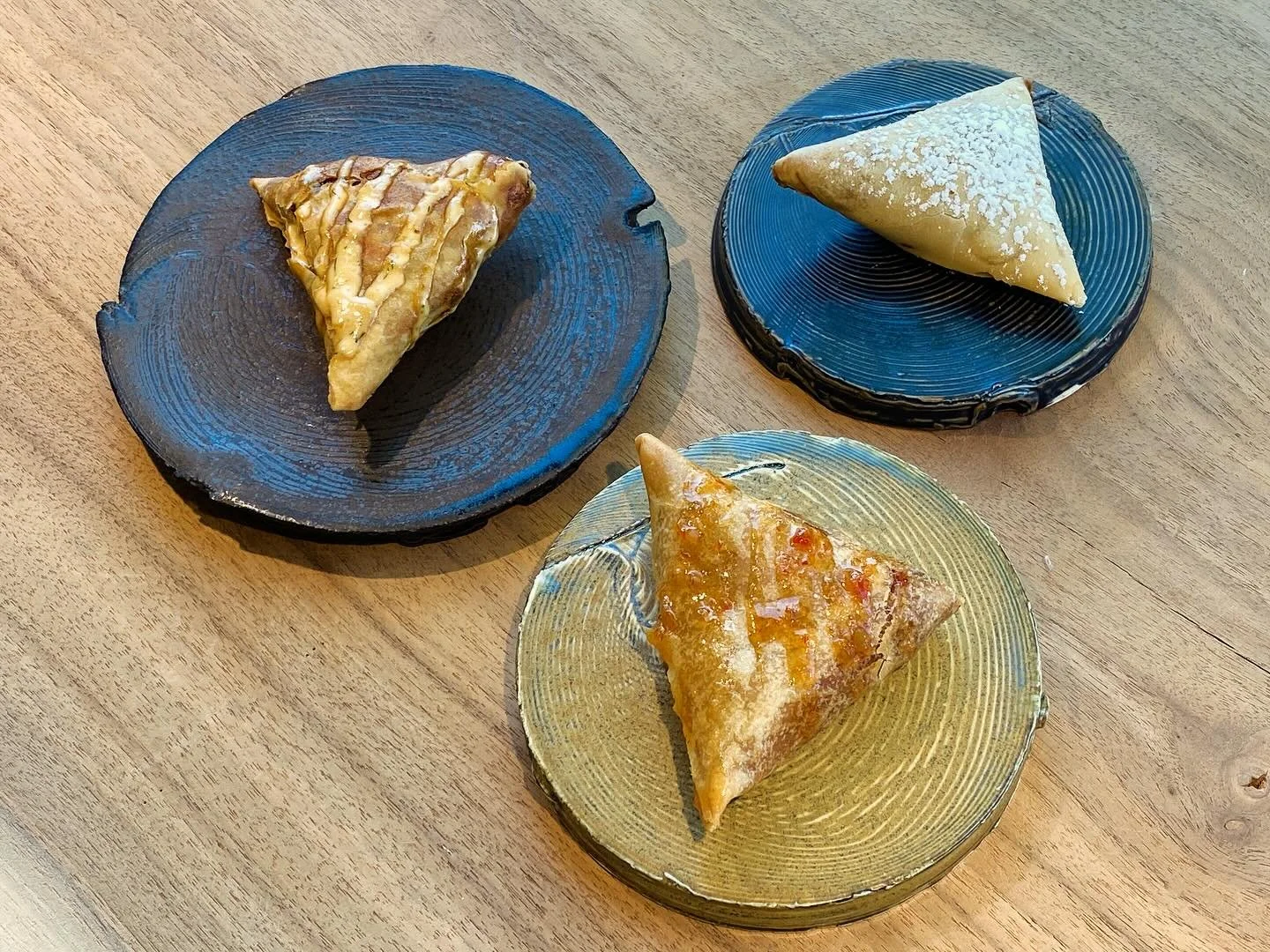 This week at the Pearl Street Farmer&rsquo;s Market, we opted for a samosa lunch by the famous local: Chef Dave Hadley. A Chopped champion, and a blender of cultures in his culinary practices, Dave got his samosa started at farmer&rsquo;s markets dur