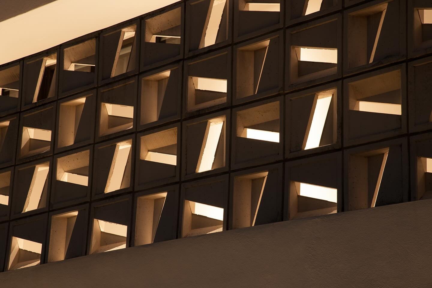 Muro de bloques ornamentales dise&ntilde;ado por Arquitecto  @fdejesuslopez 
Fabricado| @713precast 
.
.
.
📷 por &copy; Paola Quevedo Santos
estudio@pquevedos.com

#bloquesornamentales #customdesign #archilovers #arquitecturacaribe&ntilde;a #arquite