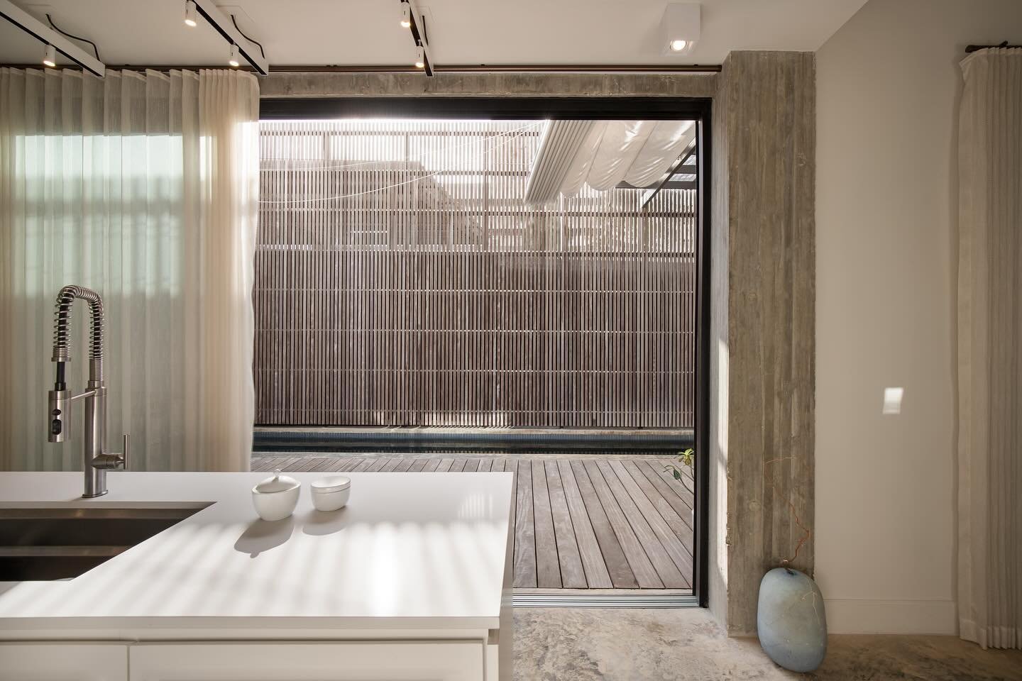 Vista desde la cocina y terraza 
Proyecto por| @toroarquitectos 

Expansi&oacute;n y Rehabilitaci&oacute;n de Bungal&oacute; Hist&oacute;rico:
Reconocido con un Premio de Dise&ntilde;o por Excelencia en los Premios de Honor 2022 del Instituto America