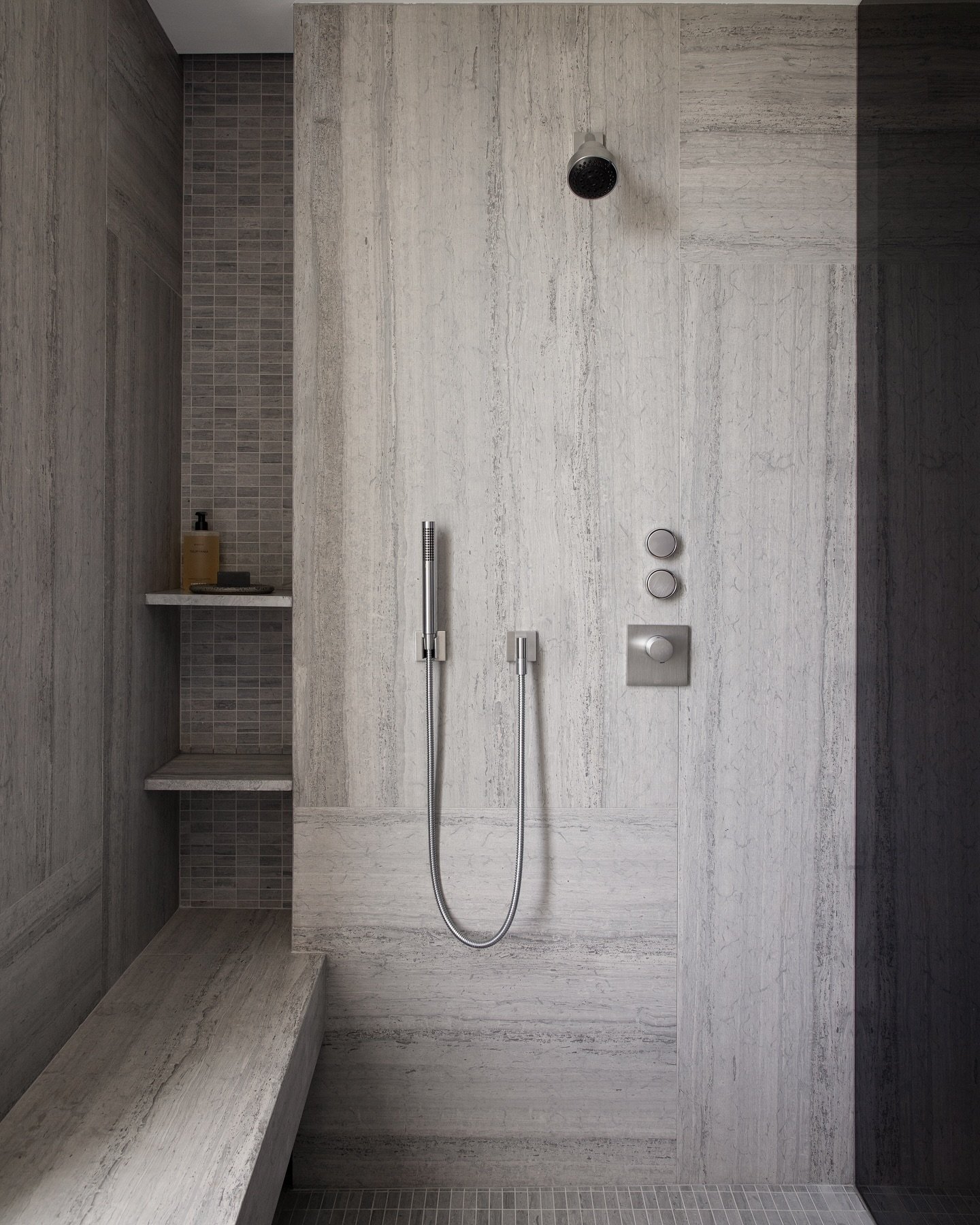 Fotos de momentos serenos☁️
Dise&ntilde;o de interiores por| @aim__studio 
.
.
.

📷 por &copy; Paola Quevedo Santos

#fotograf&iacute;adeinteriores #interiorismo #archilovers #arquitecturapr #trópico #platanos #bathroomdesign #renovaci&oacute;n #di