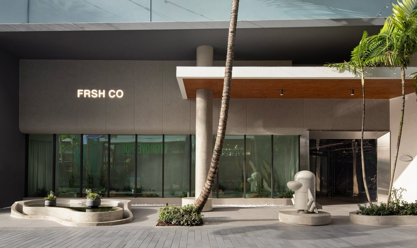 Aqu&iacute; les comparto algunas fotos del exterior e interior de la Tienda FRSH, dise&ntilde;ada por @asxpr en colaboraci&oacute;n con @formateria.xyz 

Nos complace compartir que este proyecto recibi&oacute; una Menci&oacute;n Honor&iacute;fica por
