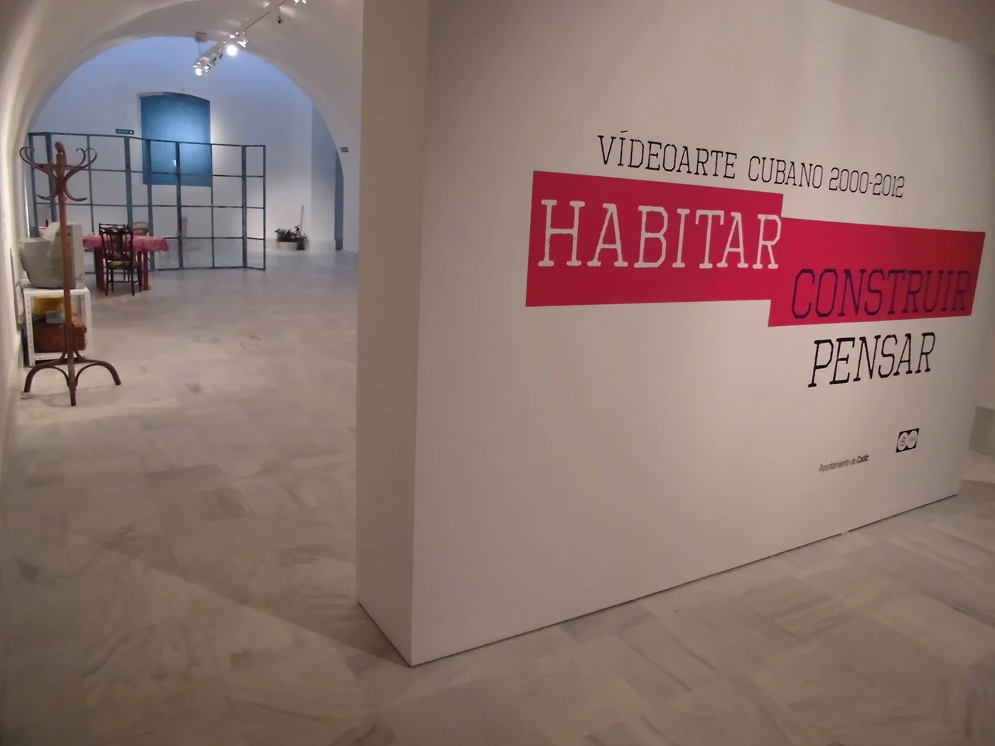 Habitar, Construir, Pensar. Perspectivas poéticas y discursiva del video art contemporáneo cubano 2000- 2012 . Espacio de Creación Contemporánea ECCO, Cadiz, 2014. Vista de exposición en Sala