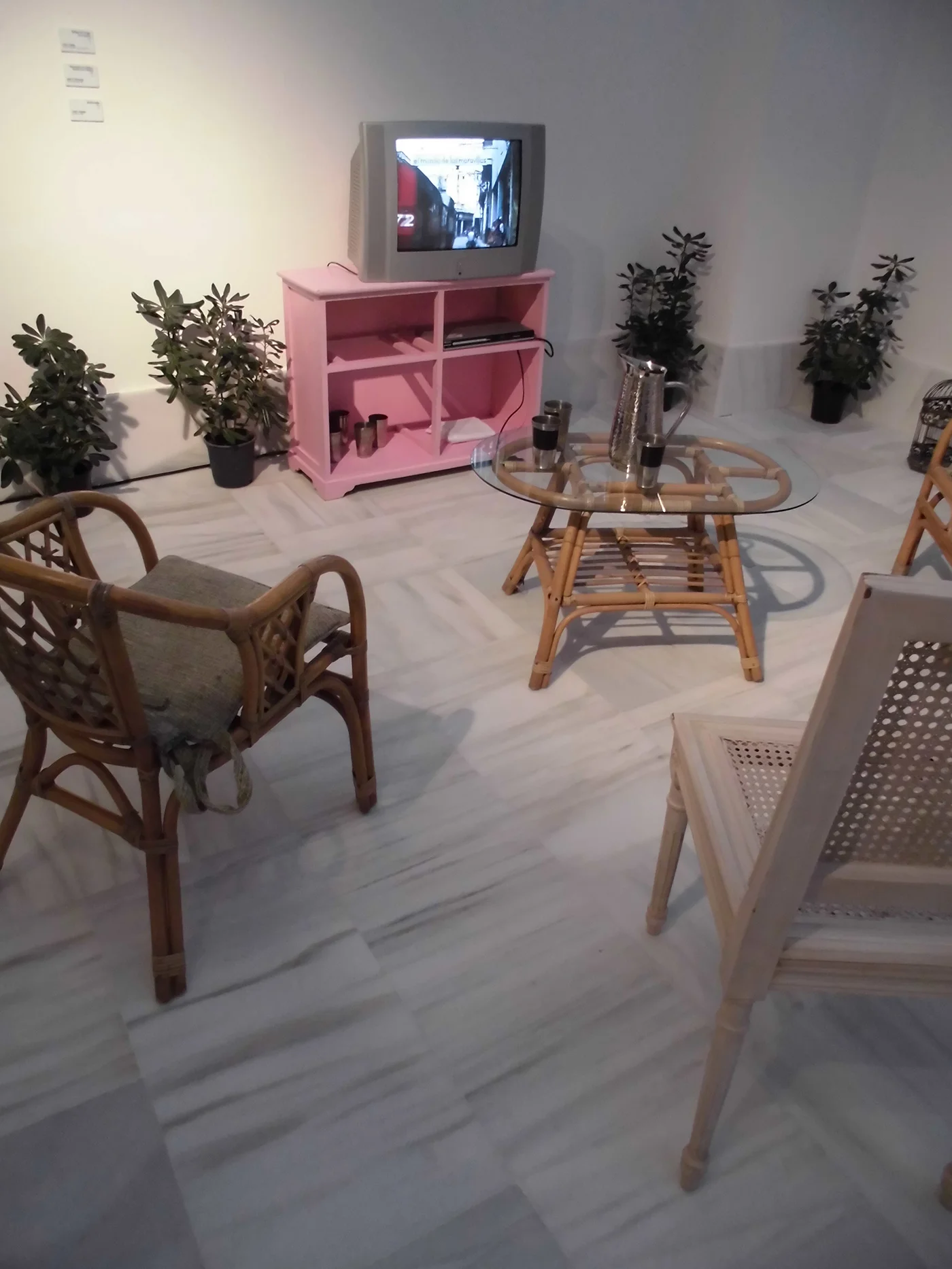 Habitar, Construir, Pensar. Perspectivas poéticas y discursiva del video art contemporáneo cubano 2000- 2012 . Espacio de Creación Contemporánea ECCO, Cádiz, 2014. Vista de exposición en Sala
