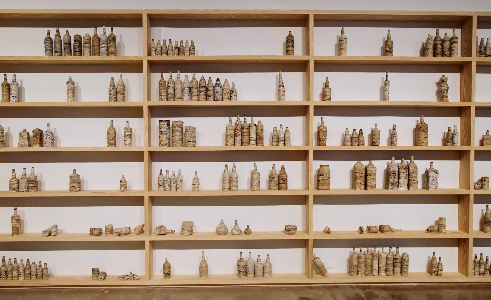 Embotellados / Bottled , paper, glass and wood, 2016. Foto Oriol Tarridas