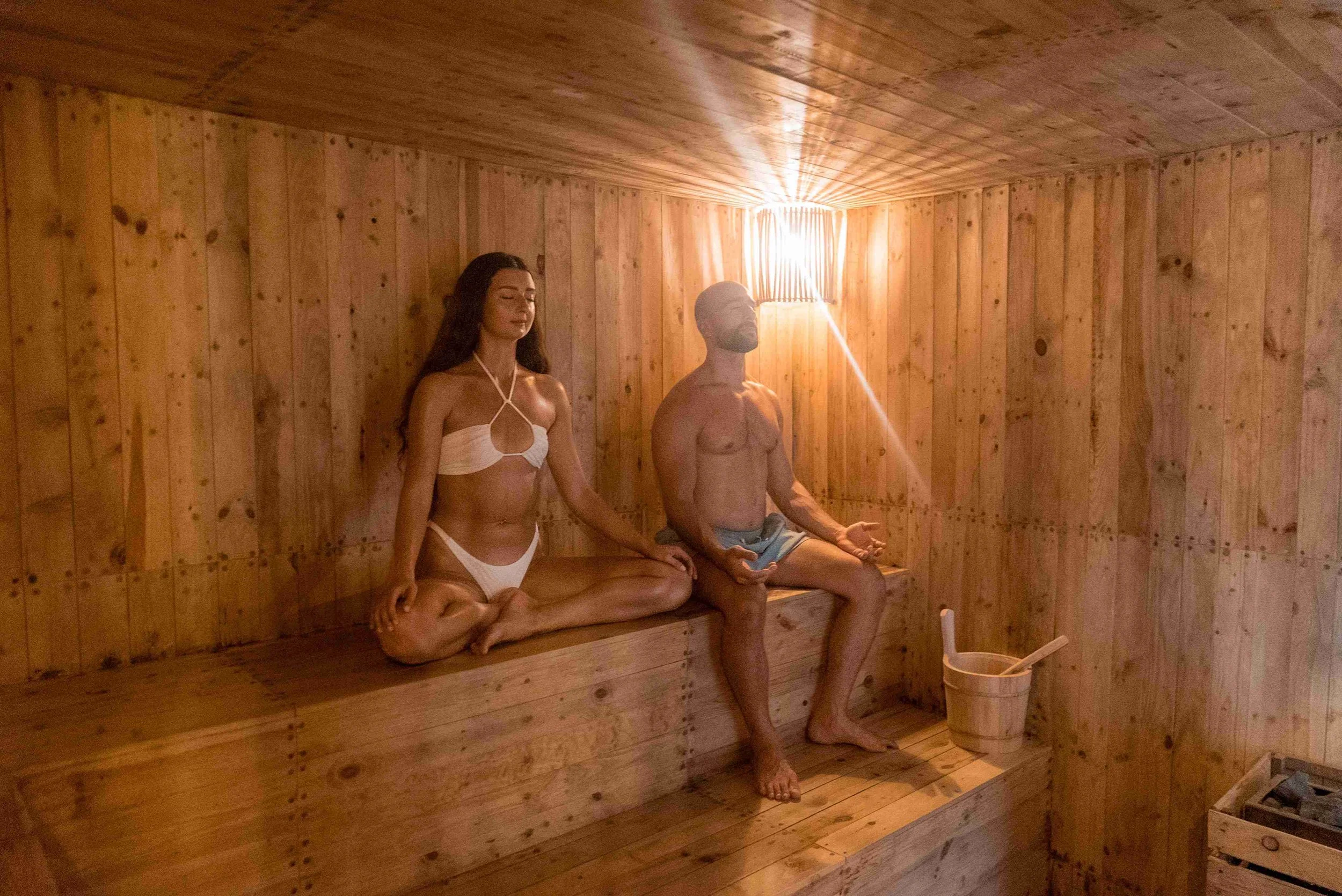 Enjoy unlimited access to our detox area, a sanctuary designed for your complete rejuvenation. This comprehensive space includes a hot sauna, steam sauna, cold plunge, and a relaxation area where you can unwind with a cup of hot tea. 