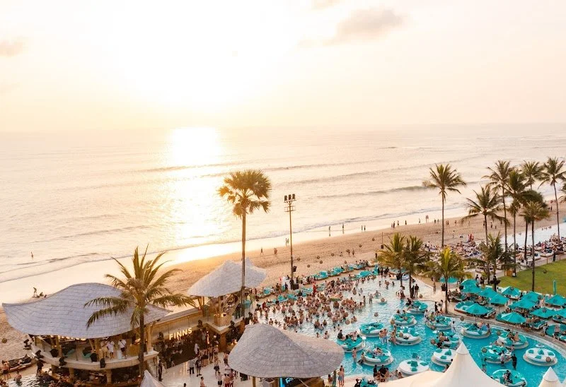 Girls at Finns Beach Club