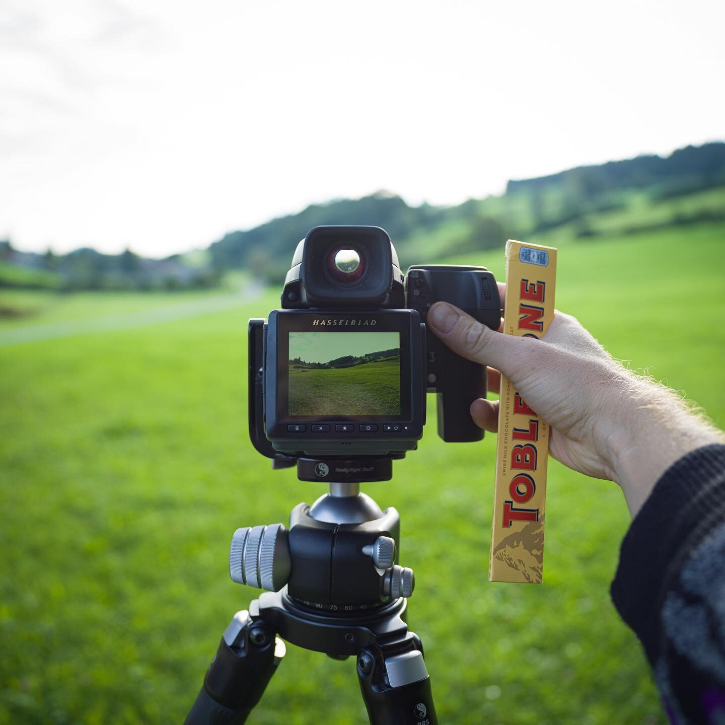 Back in Switzerland shooting a new commissioned project for a few days! Mountains, bubbles and beautiful landscapes! You&rsquo;ll see the result in  a while... 
.
Edit: not shooting for a chocolate brand, it&rsquo;s just my snack! #🍫 
.
#erikjohanss