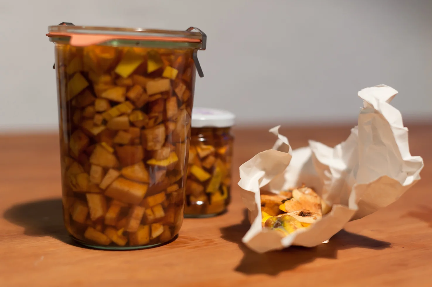 Du brauchst kein Rezept. Röste Nägeli, schneide Quitten, übergiesse mit Apfelessig. Warte zwei Wochen. Abfüllen. Für dein Winterapéro.