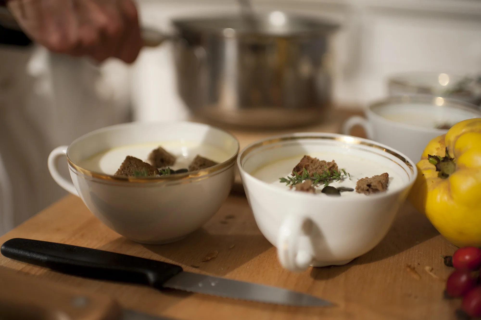 WILLENTLICH WILDSAU, WEISSWEINSÜPPLI, SPATZEN. QUITTIERT MIT QUITTEN.