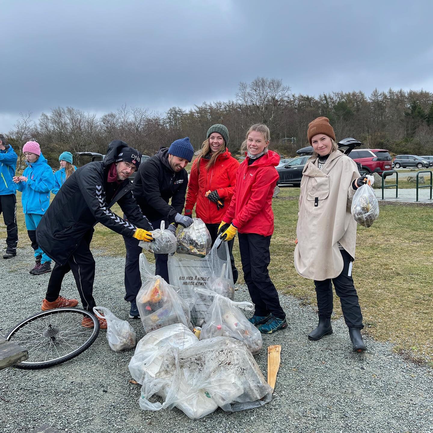 ♻️ From today&rsquo;s beach cleanup at Vaulen beach!

Thank you to everyone that joined and helped us clean🙌🏻

Also thank you to Guro and Marthe for arranging, and to Stian and Ksenia for providing everyone with food🤩

#THREE60 #BetterEnergyTogeth