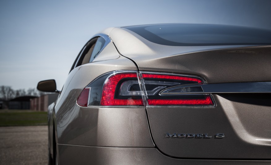 2015-Tesla-Model-S-70D-118-876x535.jpg
