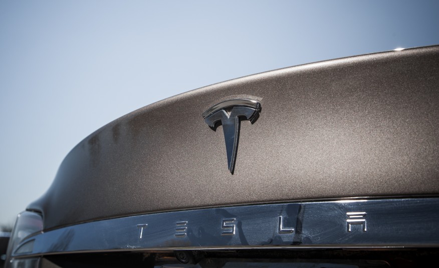 2015-Tesla-Model-S-70D-122-876x535.jpg