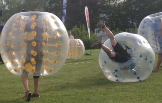  Der Bubble landet sanft auf dem Feld. Der Bubbel ermöglicht &nbsp;eine weiche, abgefederte Landung.&nbsp; 