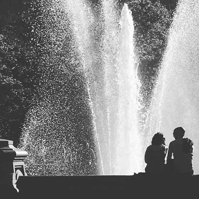 Ya gotta love, love! #karmic #karma #kindness #karmicdeeds #washingtonsquarepark #fountain #junedays #love