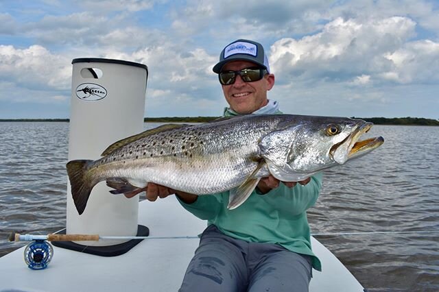 IGFA World Record holder Dr. Jay Wright with a solid gator on fly during our most recent trip. Every time I fish with the Doc I learn something new about trout. A pleasure as always Jay @jaynwright68
&bull;
&bull;
@speckled_truth
@ankonaboats
@stripa