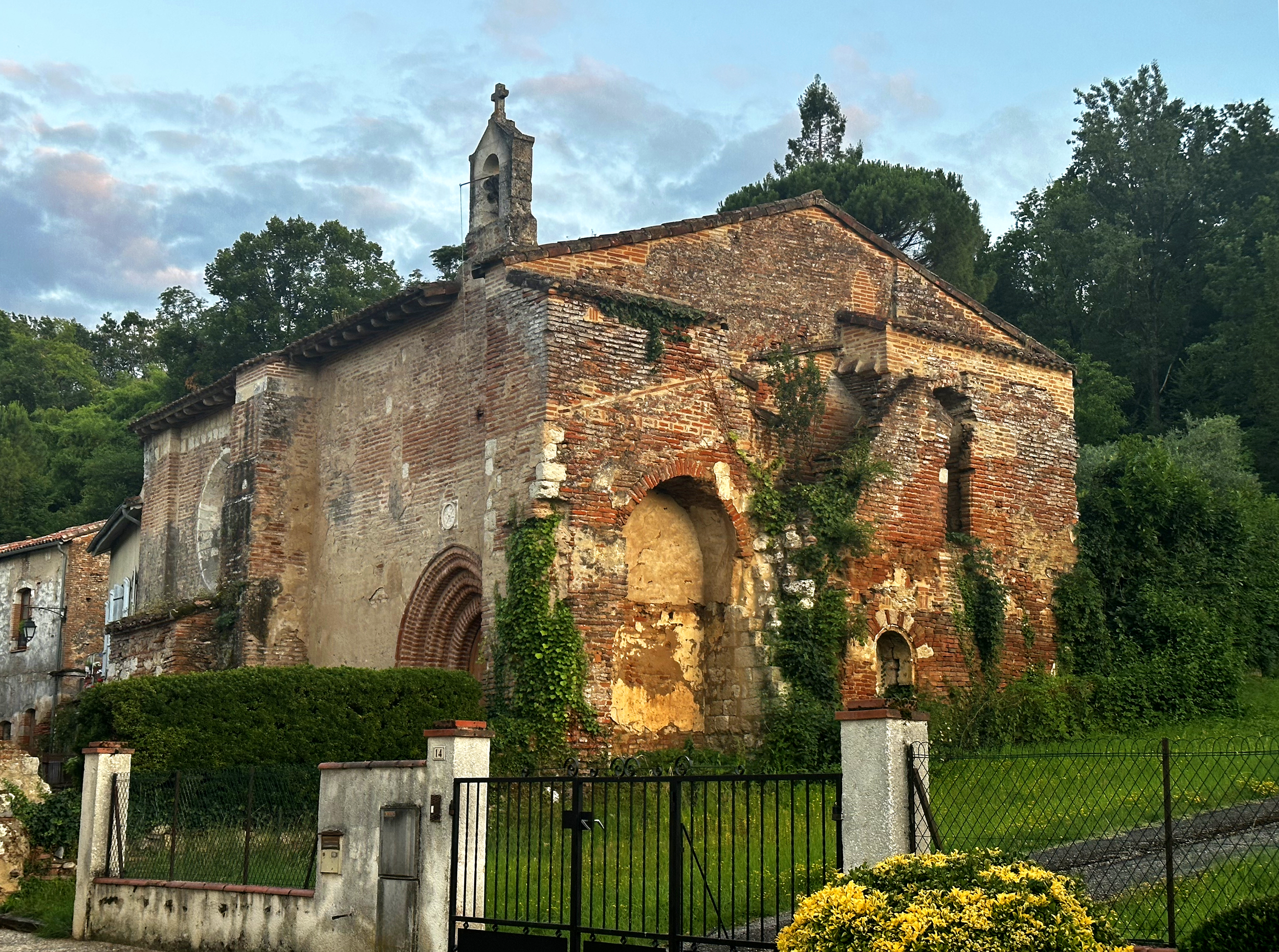 Installation site: Chapelle de Ste-Catherine, Auvillar, France. On the pilgrimage route Camino de Santiago. 2023