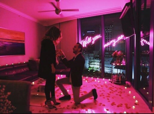 迈阿密的拉斐尔和克里斯蒂娜即将成为夫妻，第一个情人节快乐!前成员拉斐尔布置了这个完美的粉色房间，让摄影师偷偷拍了几张照片，用300朵玫瑰装饰了房间。这对情侣是由VIP Tawkify介绍的#Matchmaker @ 亚搏体育官方平台spacetolovecocoaching✨