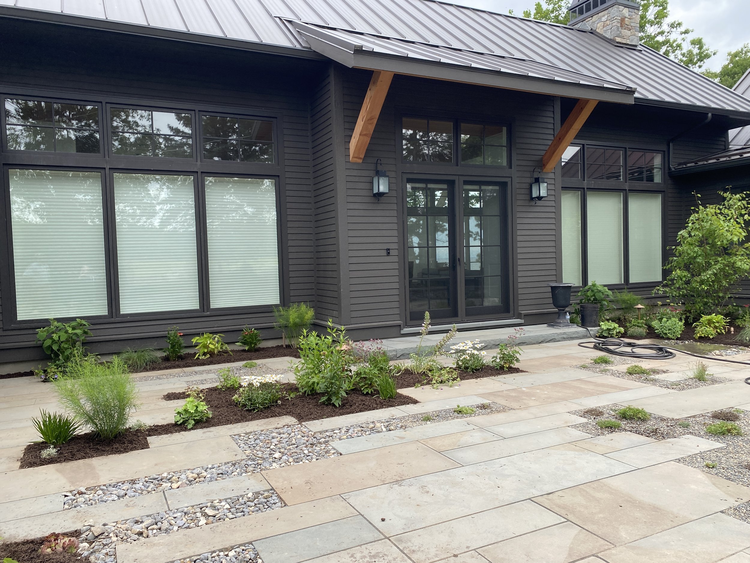 Liner bluestone pavers