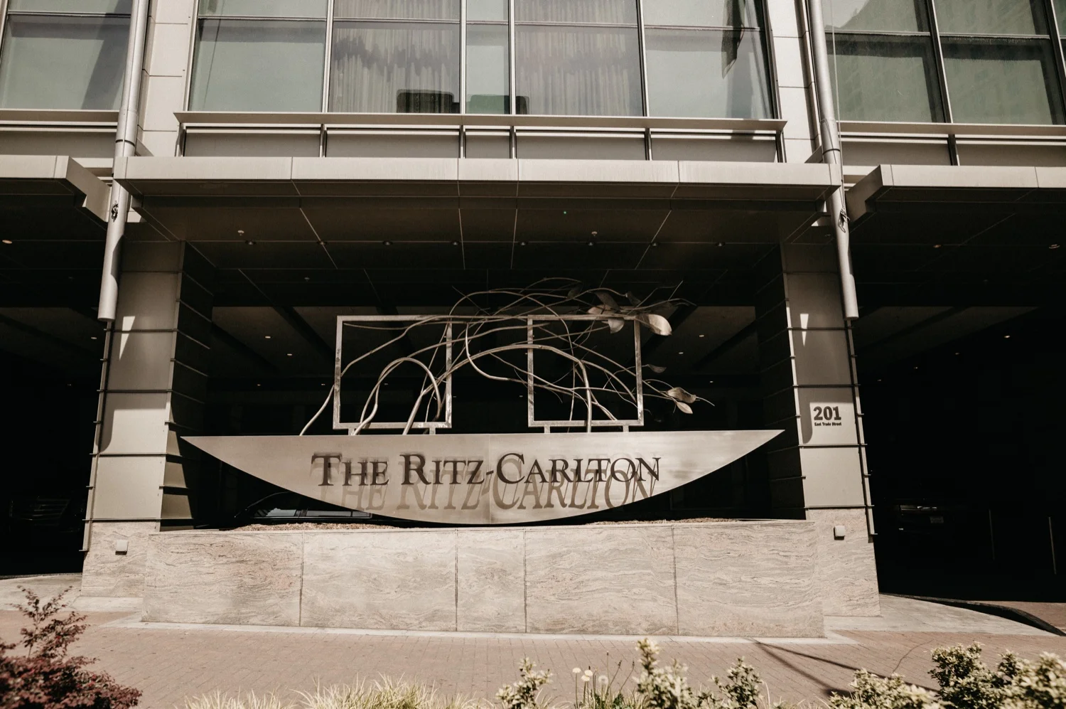 04_Ritz-carlton-wedding_charlotteNC_charlotteweddingphotographer.jpg