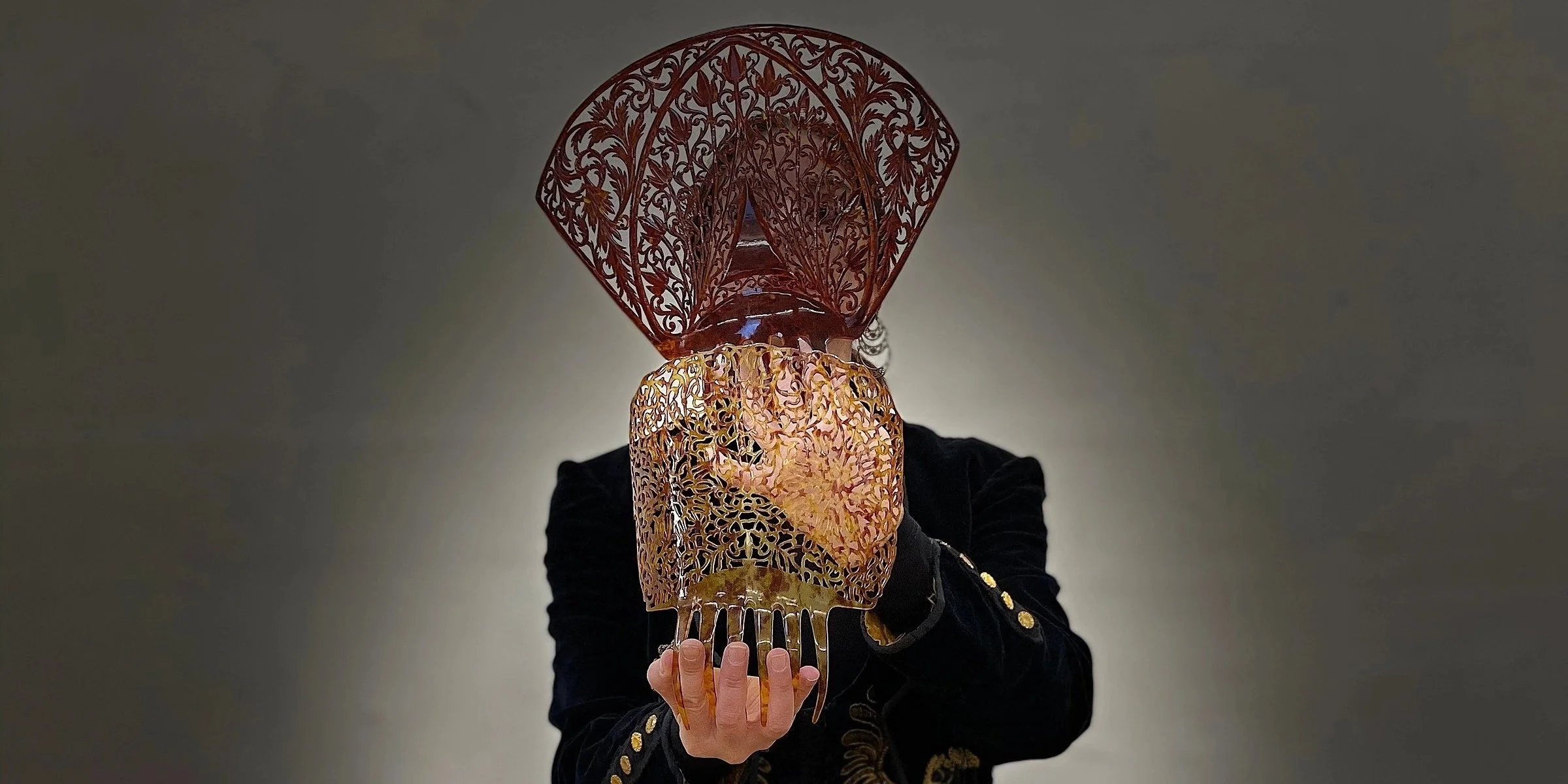 Carola con peinetas.jpeg