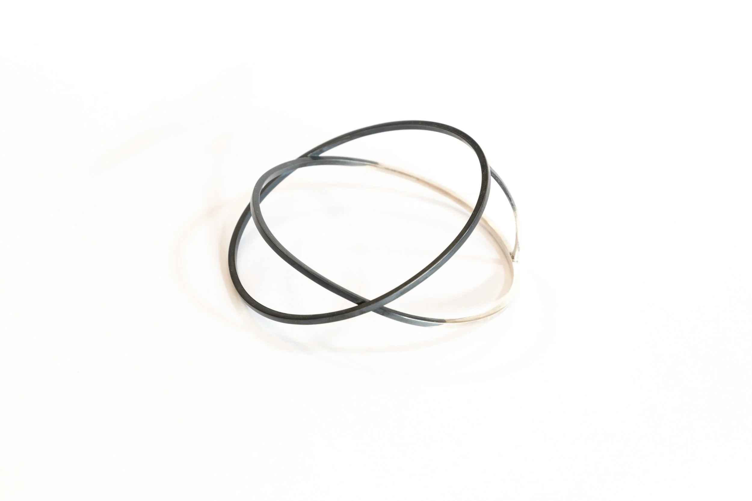 MRIPOLL_Bangle OO_Black-Silver.jpg
