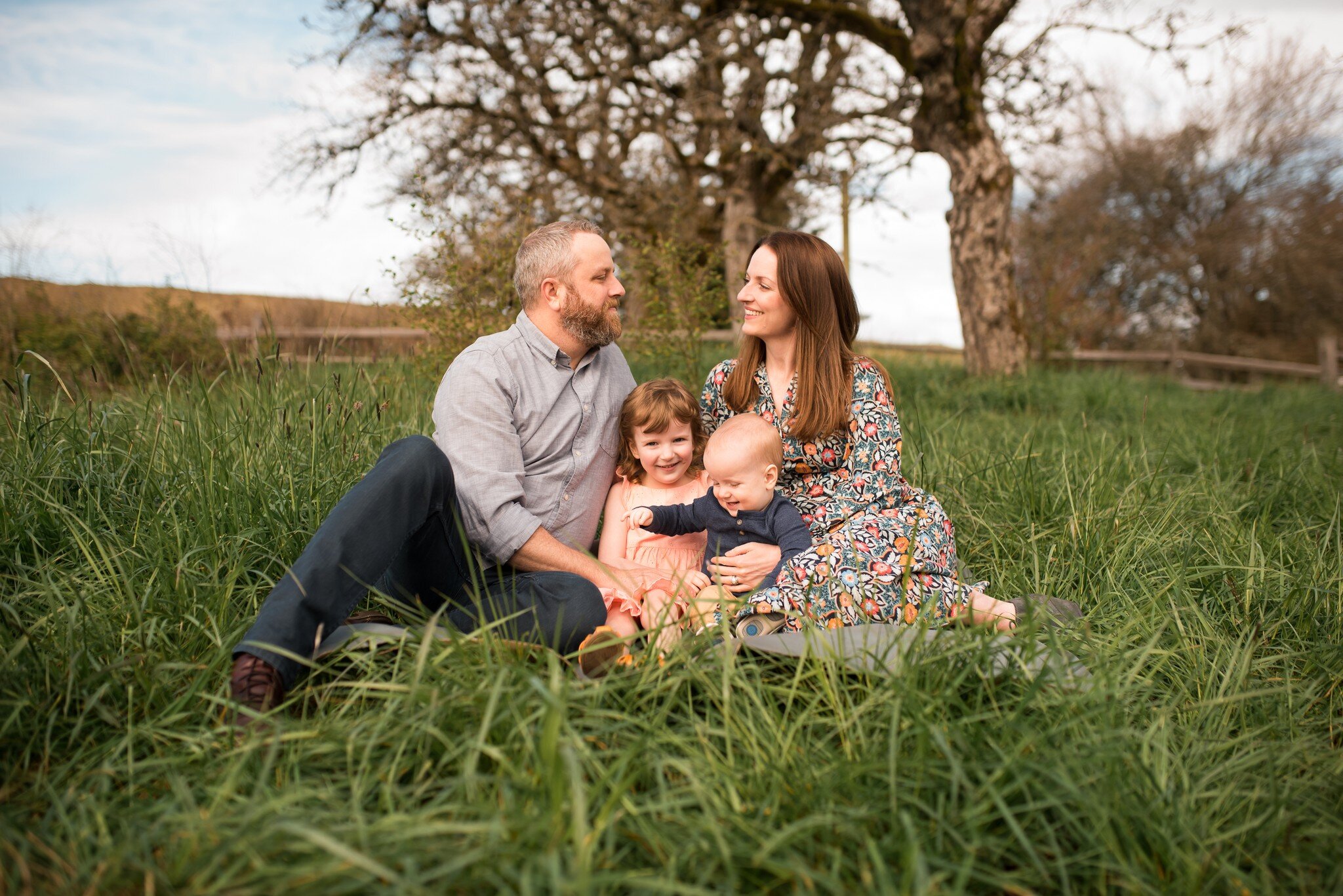 Embracing the beauty of spring in Vancouver, Washington with loved ones by our side. 🌳💖 There's something truly magical about the arrival of spring, and it's even more special when shared with family. Picture-perfect moments like this, where laught
