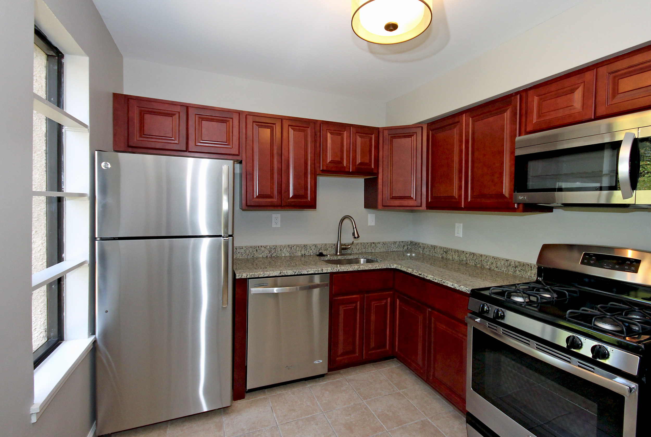 Beautifully remodeled Columbia 2Bd/1.5Ba + den offered at just $1300 month 