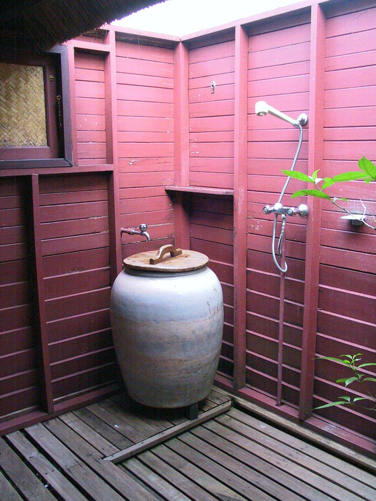 Bungalo-outside-shower.jpg