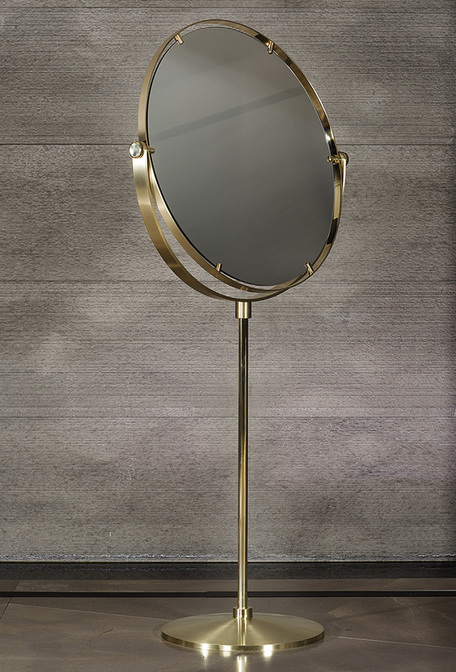 Riflesso Doppio specchio rotante su due assi h.185 cm / 72,8 inch. Materiali ottone, vetro, acciaio. Esterno ottone satinato,interno ottone lucido. http://www.riflessidinterno.com/