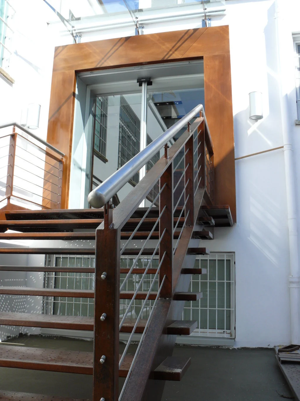   Scale in Corten:&nbsp; realizzato in acciaio corten trattato e stabilizzato, corrimano inox in aisi 304, funi in acciaio inox aisi 304. Sala di registrazione Mediaset - Cologno Monzese&nbsp; 