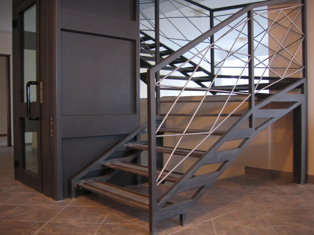   Progettazione e Costruzione Scale:&nbsp; realizzazione scala con parapetto realizzato con tondino in acciaio inox su disegno del cliente. Progetto villa privata in Kazakistan. 