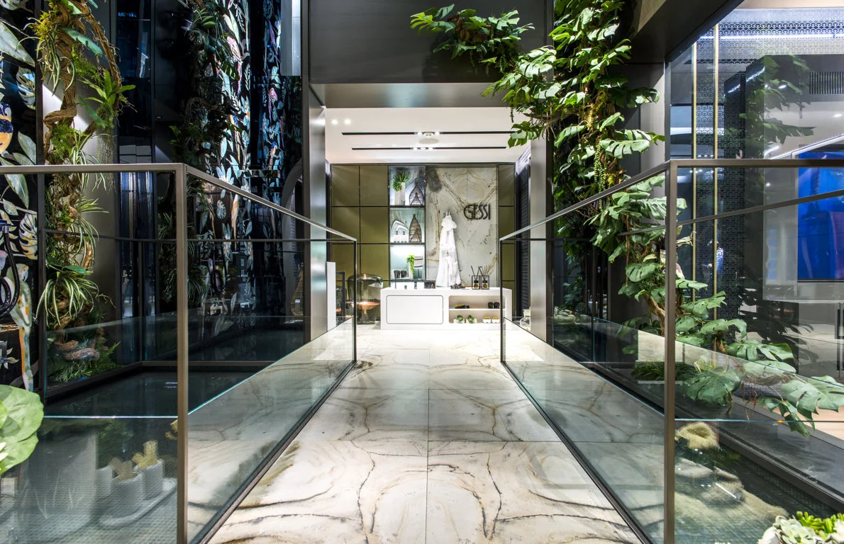 Pannelli in vetro: Corridoio a pannelli di vetro alti 1mt e lunghi 3mt. Gessi Showroom