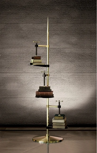 Memoria Fissa Libreria con ripiani ruotabili, bracci regolabili in altezza. Materiali ottone, alluminio, acciaio. Finiture ottone satinato, alluminio e acciaio finitura smoke. http://www.riflessidinterno.com/