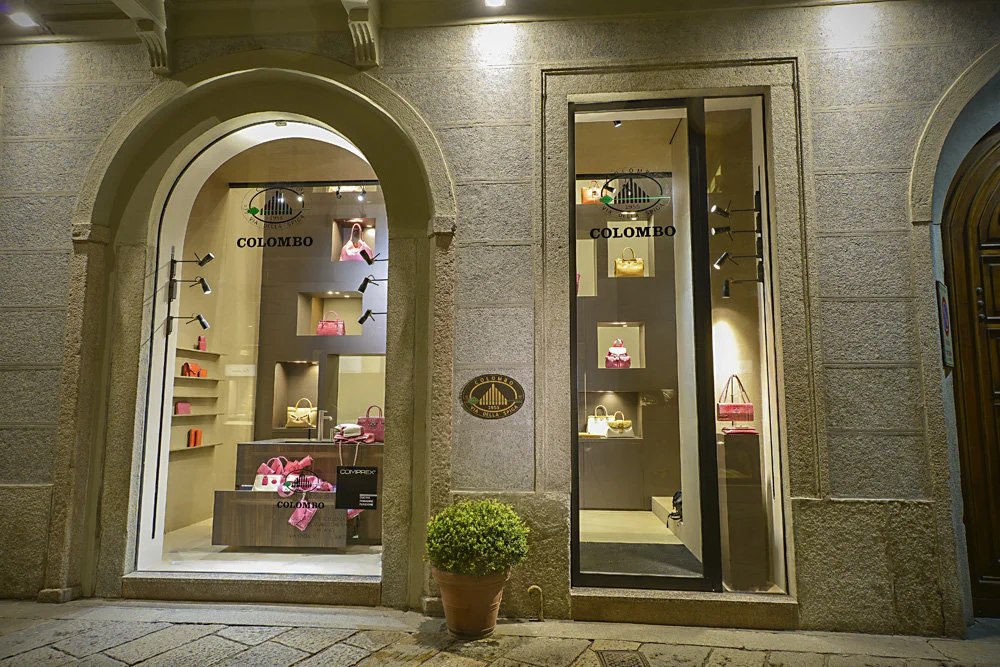 Vetrina Negozio: Vetrina per negozio Colombo in Via della Spiga Milano con profili serramento calandrati e montati a scomparsa.
