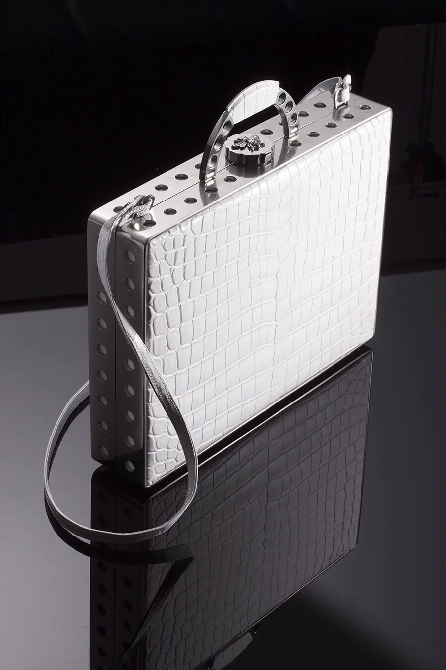 Bag in Titanio: Borsa con telaio realizzato in titanio, lucidato a specchio e rivestito in PVD. Per Bougeotte Milano