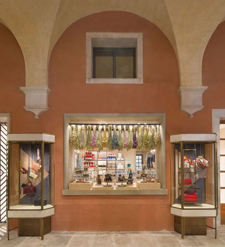 Fondaco dei Tedeschi Venezia: vetrine freestanding realizzate in finitura bronzo satinato. In collaborazione con Schweitzer Project.