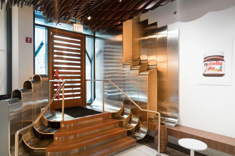 Nutella cafè Chicago: Elementi curvi realizzati in legno e acciaio satinato, caratterizzano il bellissimo locale, dove tutto l'arredo è stato fatto su misura. In collaborazione con Schweitzer Project.