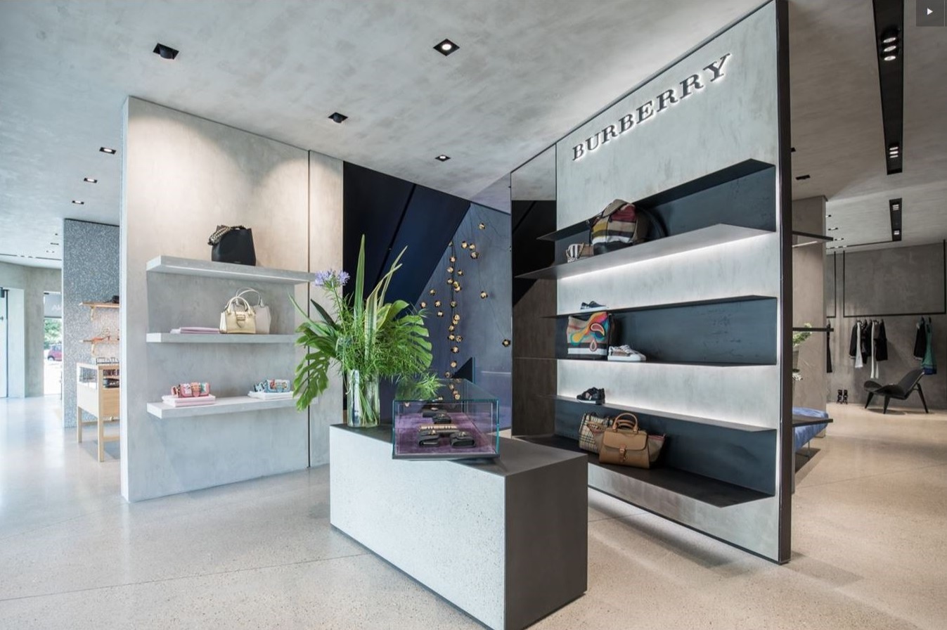 Arredi custom Silvia Bini Viareggio: Arredi metallici, progettati da studio Svetti, e da noi realizzati per il nuovo store multi brand di Silvia Bini in Viareggio. Finiture in lamiera nera, e cura nei dettagli per un risultato davvero eccezionale.
