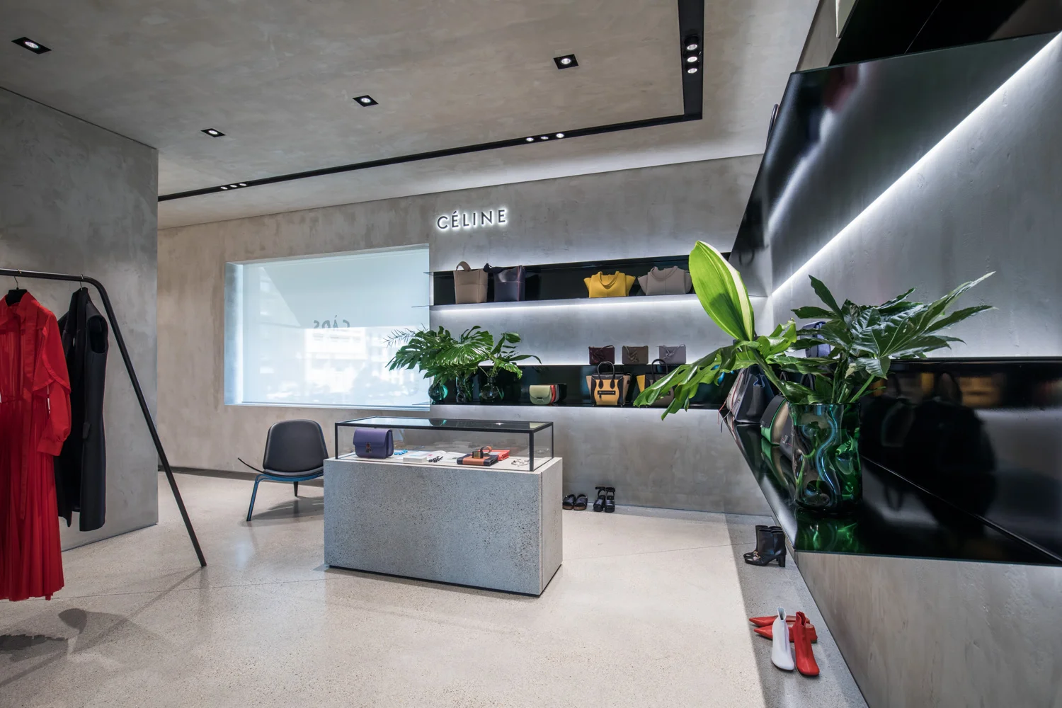 Arredi custom Silvia Bini Viareggio: Arredi metallici, progettati da studio Svetti, e da noi realizzati per il nuovo store multi brand di Silvia Bini in Viareggio. Finiture in lamiera nera, e cura nei dettagli per un risultato davvero eccezionale.