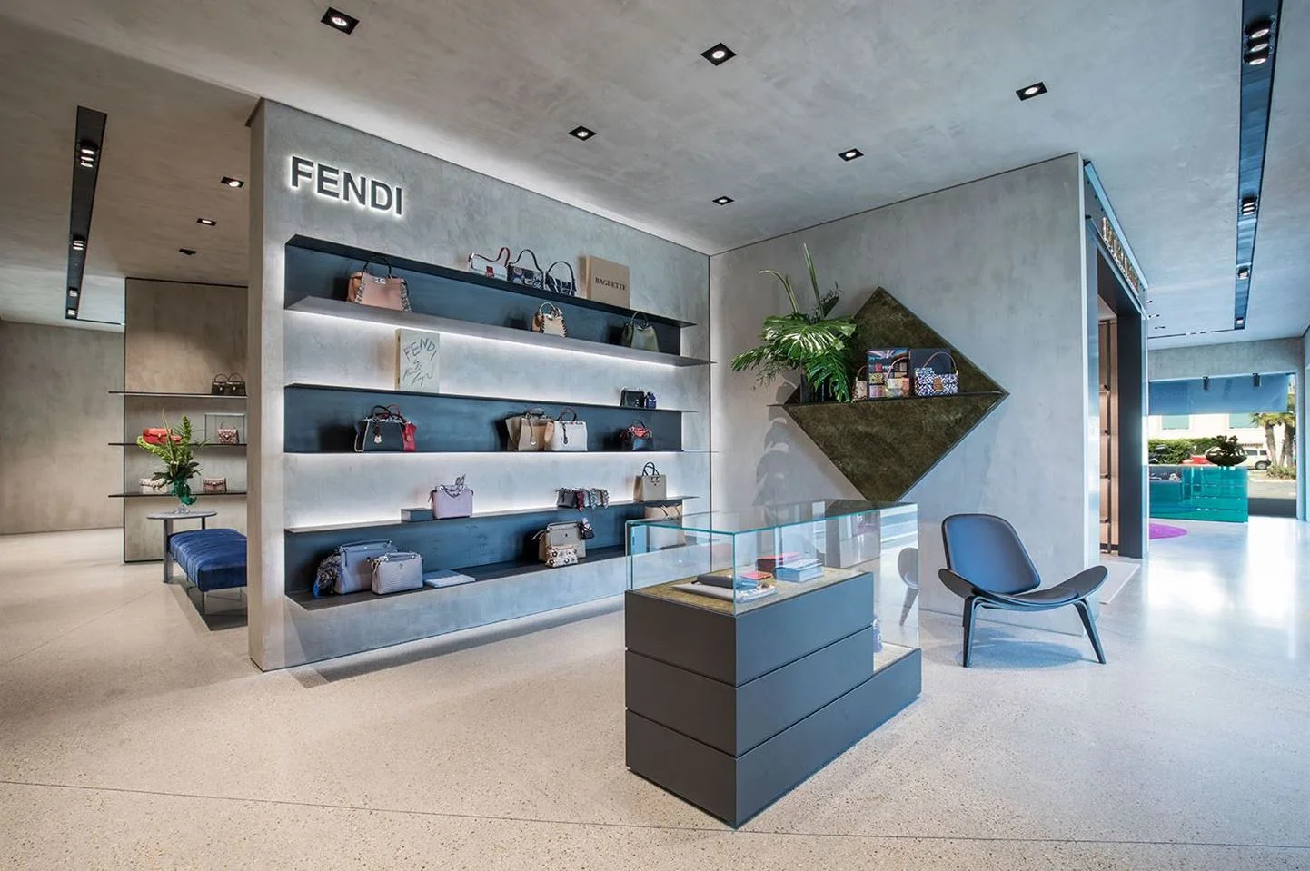   Arredi custom Silvia Bini Viareggio:  Arredi metallici, progettati da studio Svetti, e da noi realizzati per il nuovo store multi brand di Silvia Bini in Viareggio. Finiture in lamiera nera, e cura nei dettagli per un risultato davvero eccezionale.