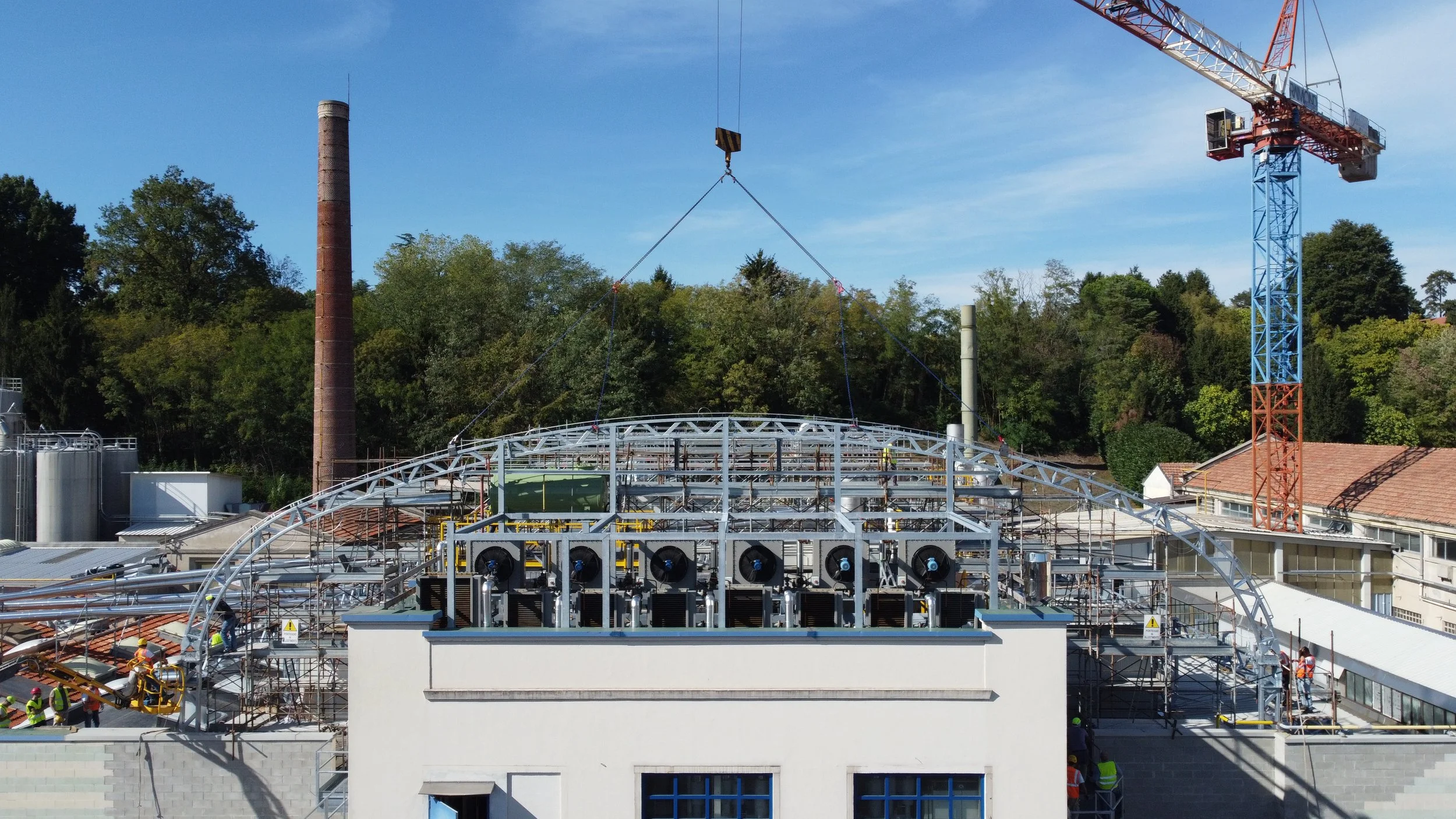   Costruzioni coperture metalliche curve:  &nbsp;Progettazione costruzione e posa coperture curve. Carpenteria certificata 1090 con trattamento di zincatura a caldo. 