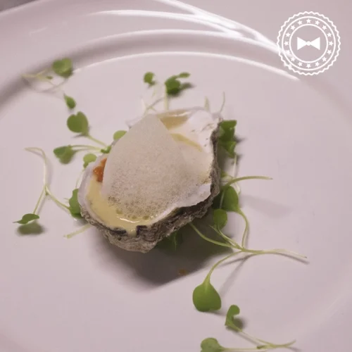 Esfera de ostra en ostra, con polvo de juey y espuma de manteca, de SODA, Estudio de Cocina para HOPS.