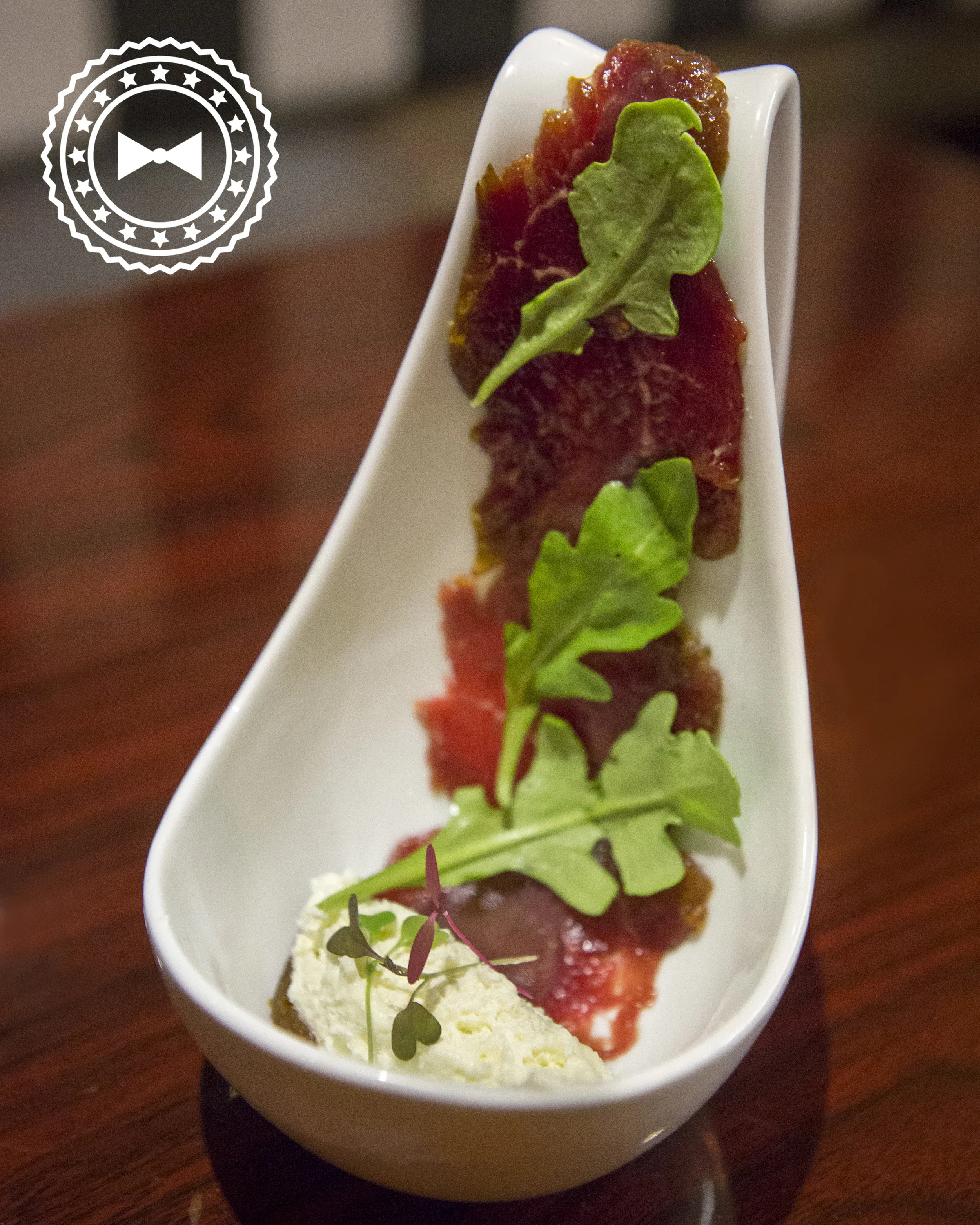 Carpaccio de Filet Mignon Ahumado con mousse de manchecho y mostaza cereza borbón, exclusivo de HOPS, por Chicharrón.