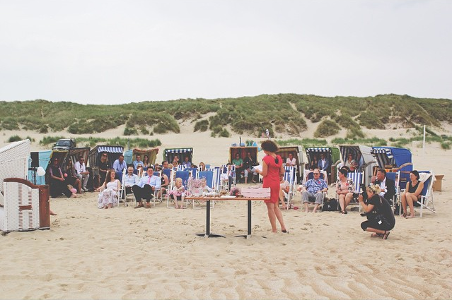 Hoe gaaf is deze ceremonie-setting? Past precies bij de laidback wedding van R+M. 