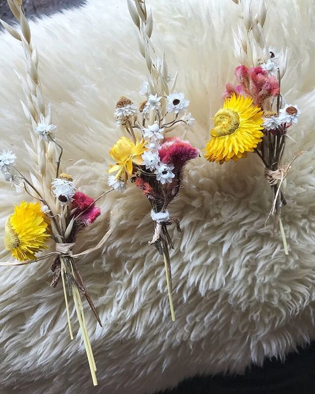 🌼mini &quot;I appreciate you&quot; bouquets🌼

These dried flower bouquets served as toppers for mothers day packaging to all the mommas out there. Breast feeding mommas. Plant mommas. Dog mommas. Helicopter mommas. Free-range mommas. Step-mommas. W