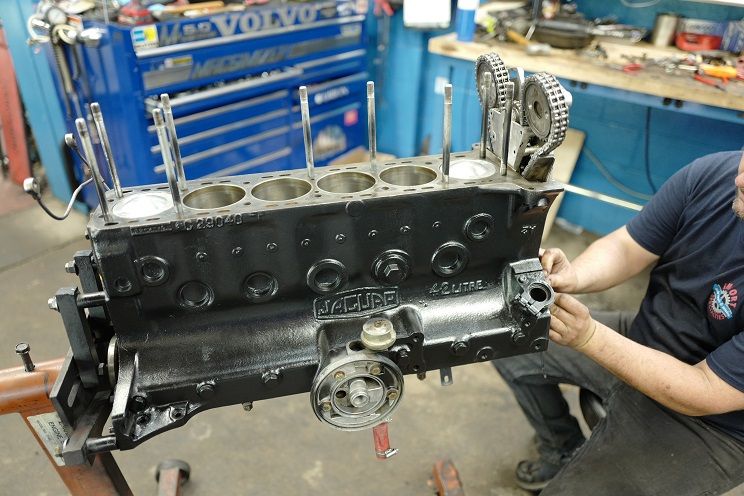 Jaguar E Type engine overhaul