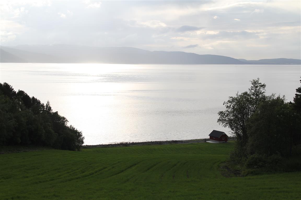 Fint lys fra Agdenes over Trondheimsfjorden.