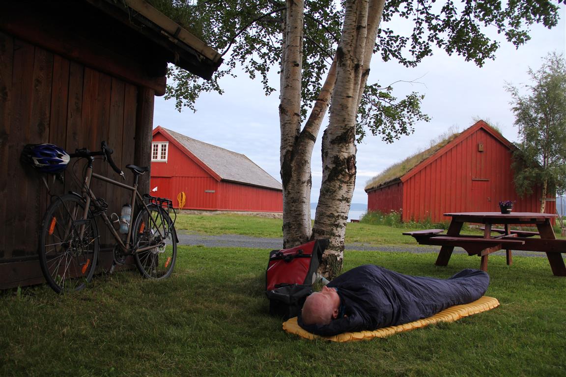 Fant meg en fin overnattingsplass på plena på Museet Kystens arv . Jeg hadde spurt på forhånd om det var greit at jeg sov der.