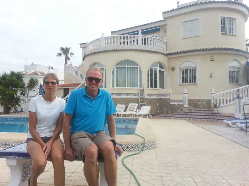 Anne og Kjell Storerud foran villaen sin i Torrevieja. Her leier de ut sykler og rom.